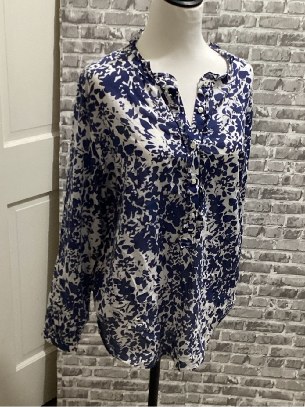 Talbots Plus Navy and White Floral  Blouse, Button V-neck Ruffle Placket, Sz X